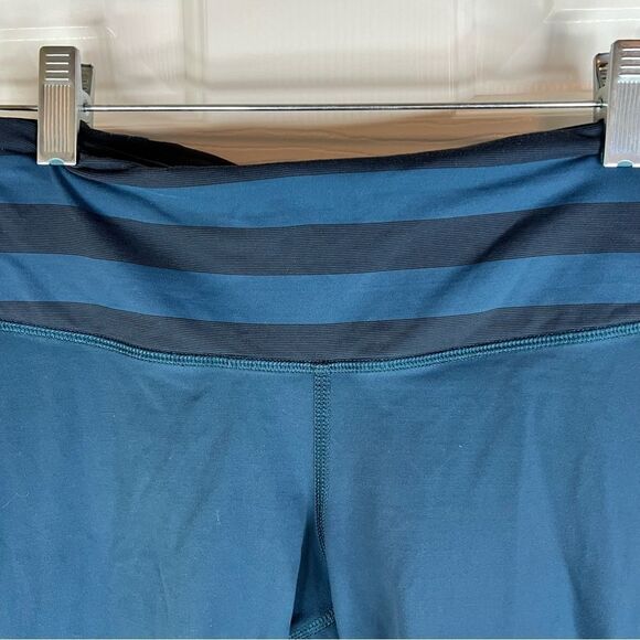 Lululemon‎ Cropped Leggings with Ruched Bottoms Size 4 Pocket in Back Stretch - Picture 4 of 7